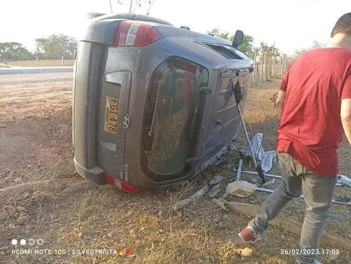 Así quedó la camioneta volcada en la que se movilizaban los jóvenes