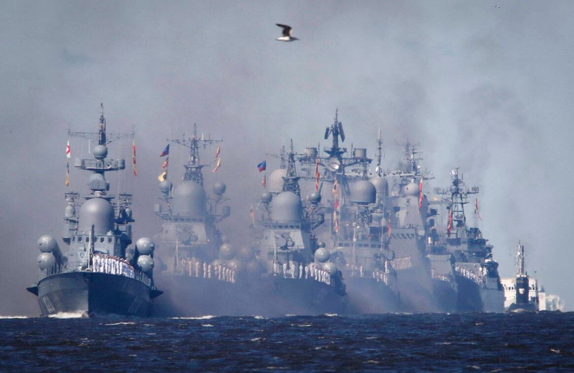 Buques de guerra navegan durante el desfile del Día de la Marina en Kronstadt, a las afueras de San Petersburgo, Rusia, el 26 de julio. Foto: Anton Vaganov / AP
