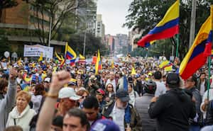 Bogotá. Abril 21 de 2024. Multitudinarias marchas se concentran en el centro de la capital en oposicion y rechazo al actual gobierno nacional y a las reformas presentadas. (Colprensa - Catalina Olaya )