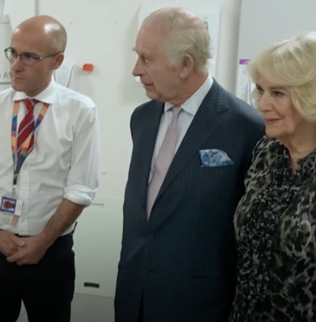 Rey Carlos recibe asesoría sobre tratamientos contra el cáncer