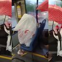 Pasajeros de Transcaribe protegiéndose de la lluvia al interior de un bus.