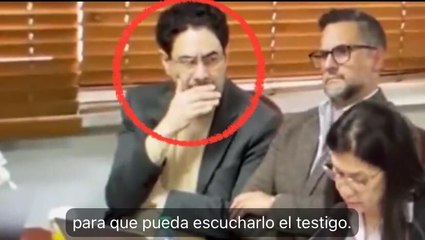 Los usuarios de redes sociales lograron captar extraños momentos en el juicio contra el expresidente Álvaro Uribe.