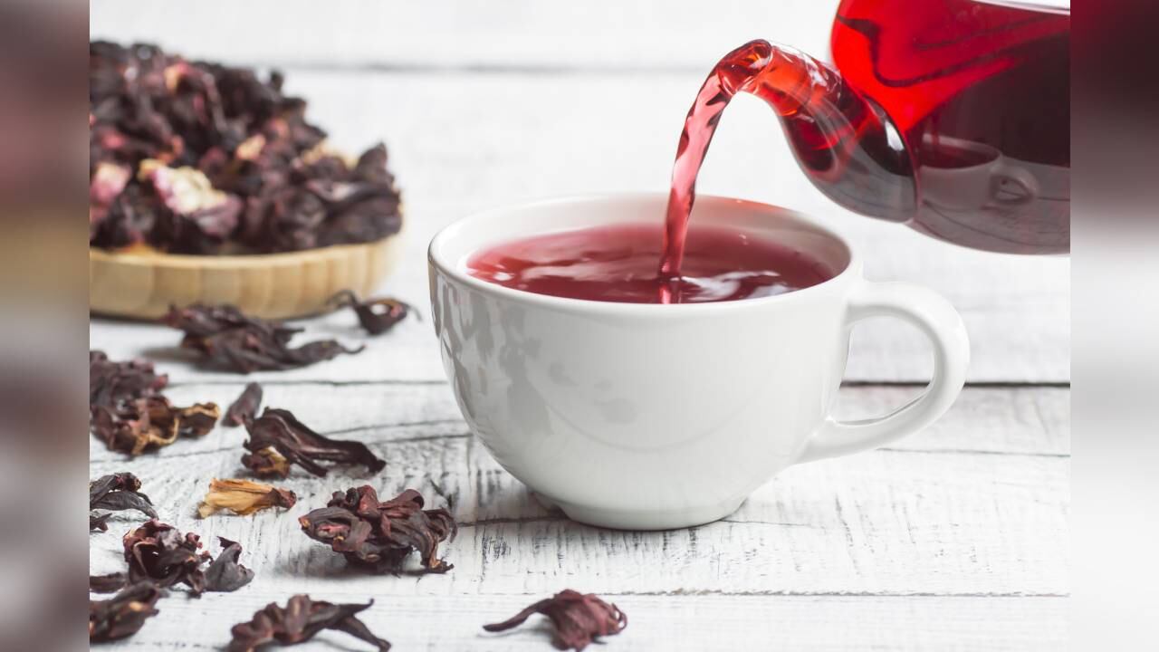 El té de hibisco es una buena opción para desayunar y comenzar el día con mucha energía. Foto: GettyImages.