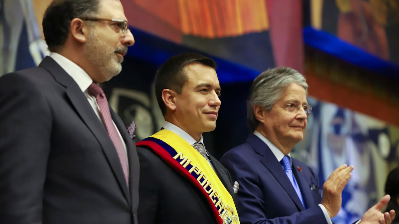 El presidente Daniel Noboa, con la banda presidencial, está flanqueado por el presidente de la Asamblea Nacional, Henry Kronfle, a la izquierda, y el presidente saliente Guillermo Lasso durante la ceremonia de juramentación de Noboa en la Asamblea Nacional en Quito, Ecuador, el jueves 23 de noviembre de 2023. (AP Foto/Juan Diego Montenegro)