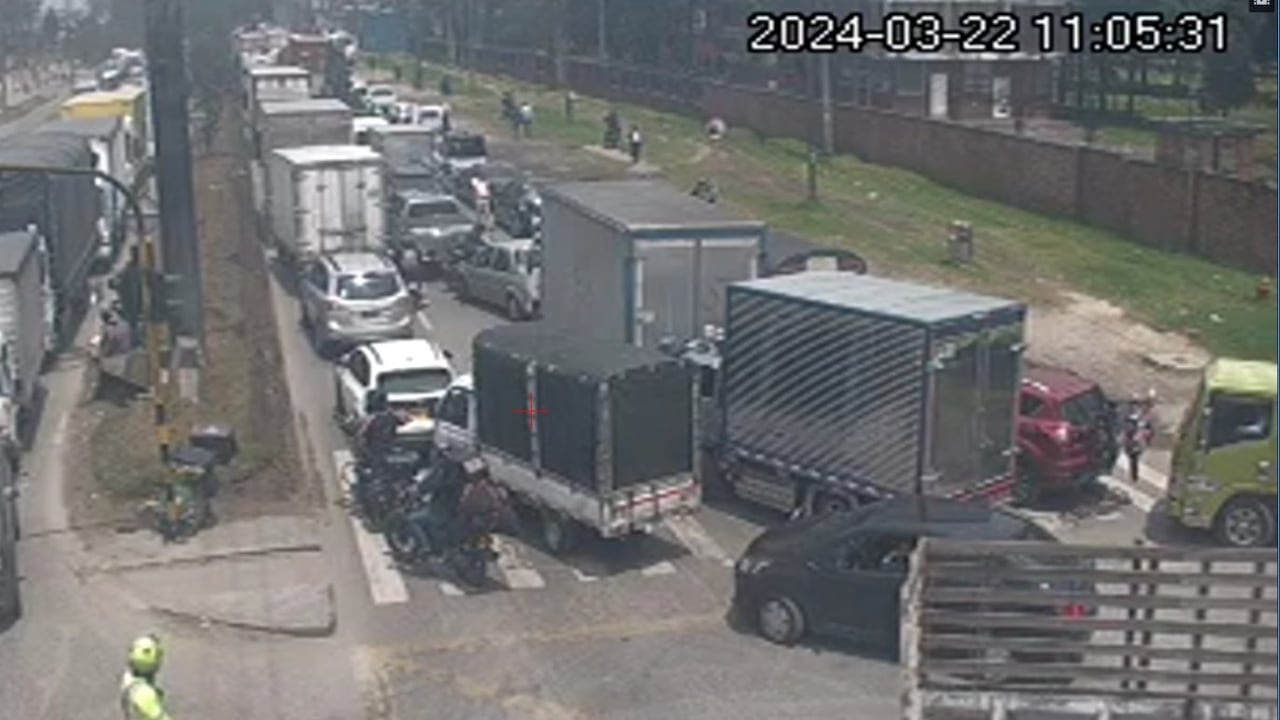 Trancón en la salida de Bogotá por la calle 13.