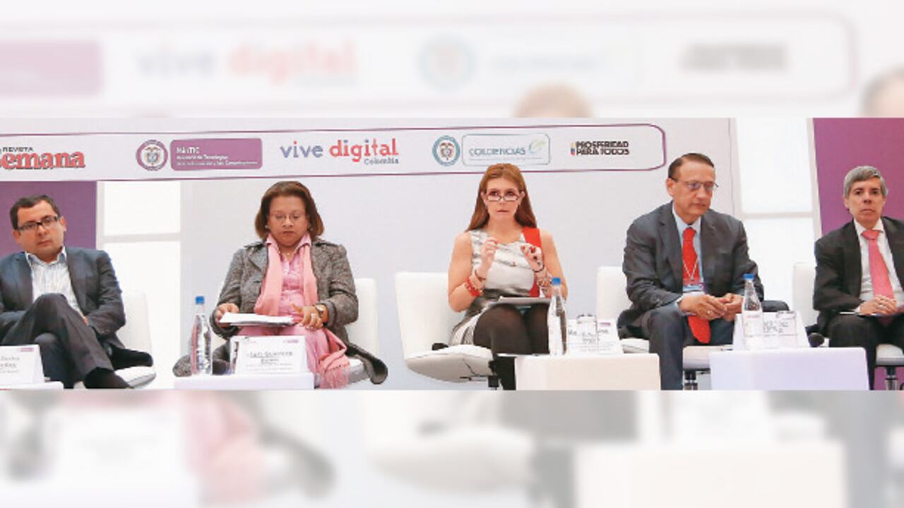 En la foto Juan Carlos Granados, gobernador de Boyacá; Aury Guerrero, gobernadora de San Andrés; María Carolina Hoyos, viceministra TIC del MinTIC; Álvaro Cruz, gobernador de Cundinamarca y Alan Jara, gobernador de Meta.