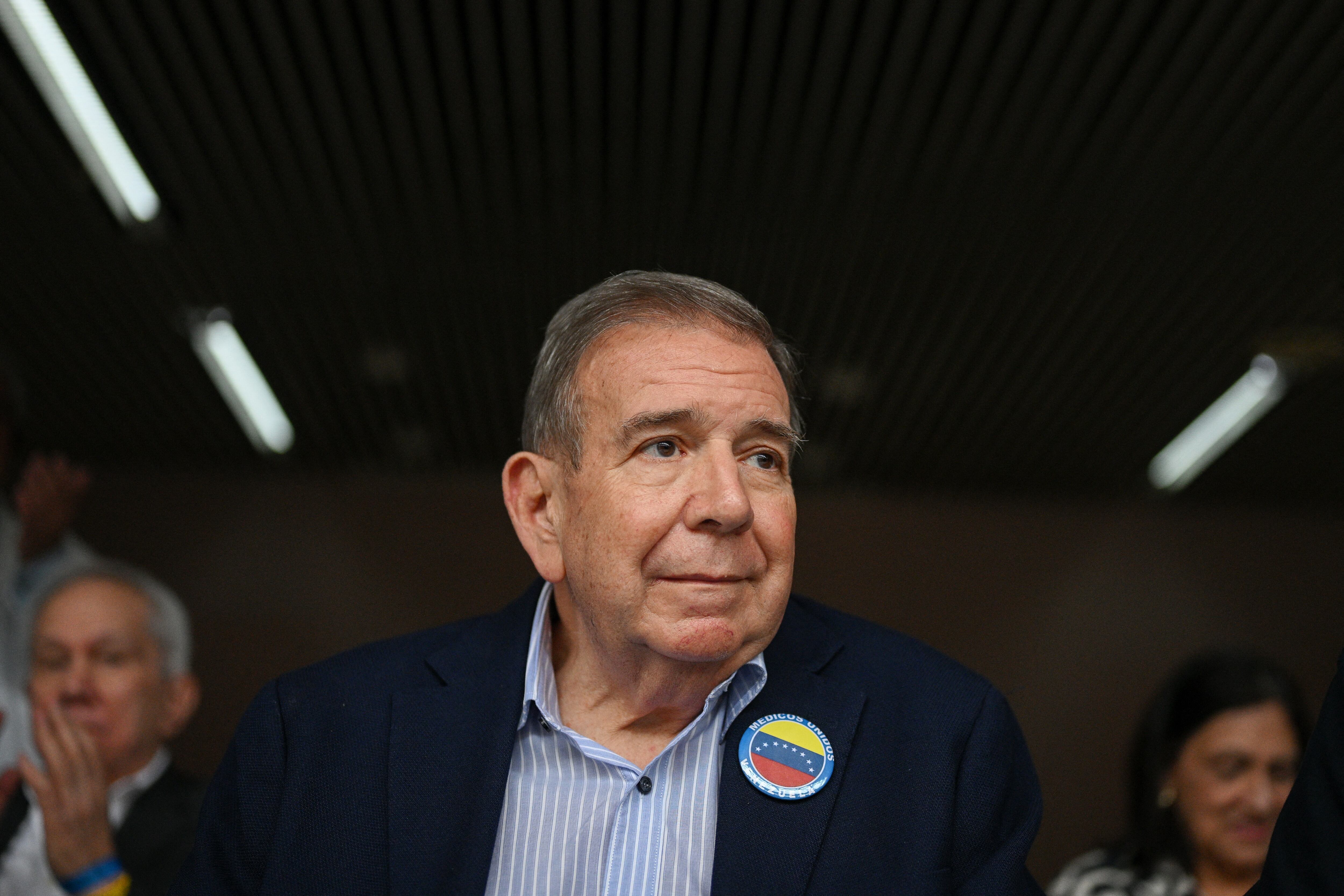 l candidato presidencial de la oposición venezolana por el partido Plataforma Unitaria Democrática, Edmundo González Urrutia, asiste a una reunión con trabajadores de la salud en Caracas el 18 de junio de 2024.