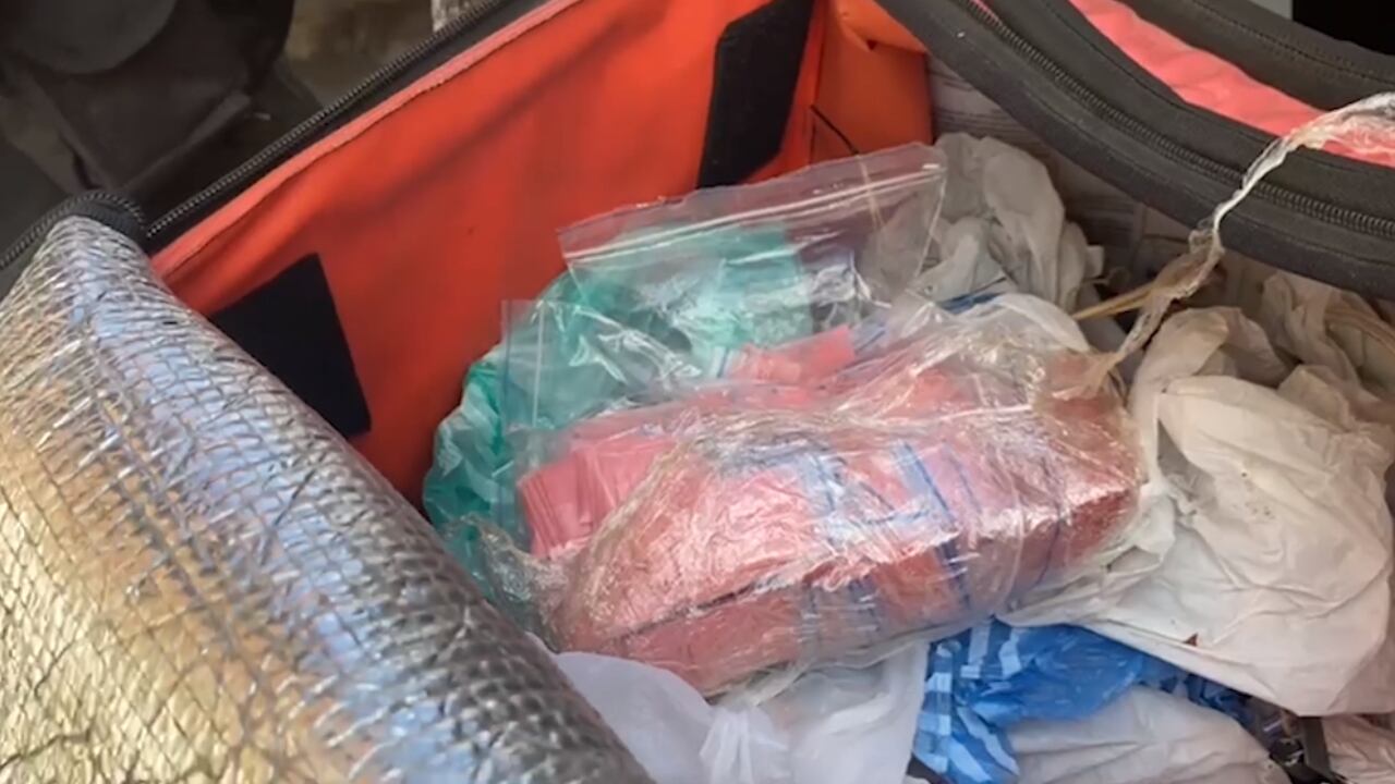 Hombre se hacía pasar por domiciliario para repartir ‘tussi’ en Engativá; fue descubierto con 1.300 dosis