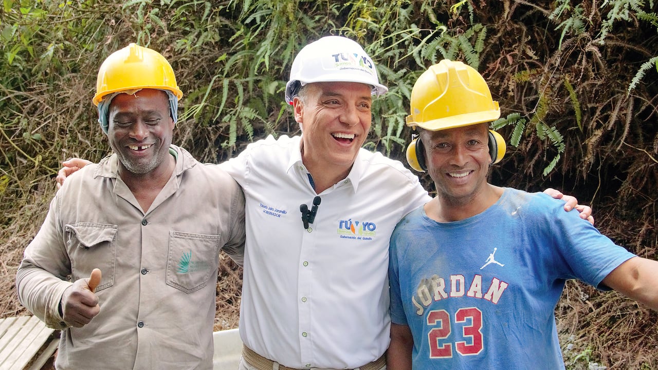 Gobernador del departamento, Roberto Jairo Jaramillo, supervisando la
ejecución de obras.
