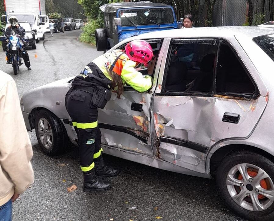 El conductor del jeep fue rescatado con vida, pero presenta algunas lesiones