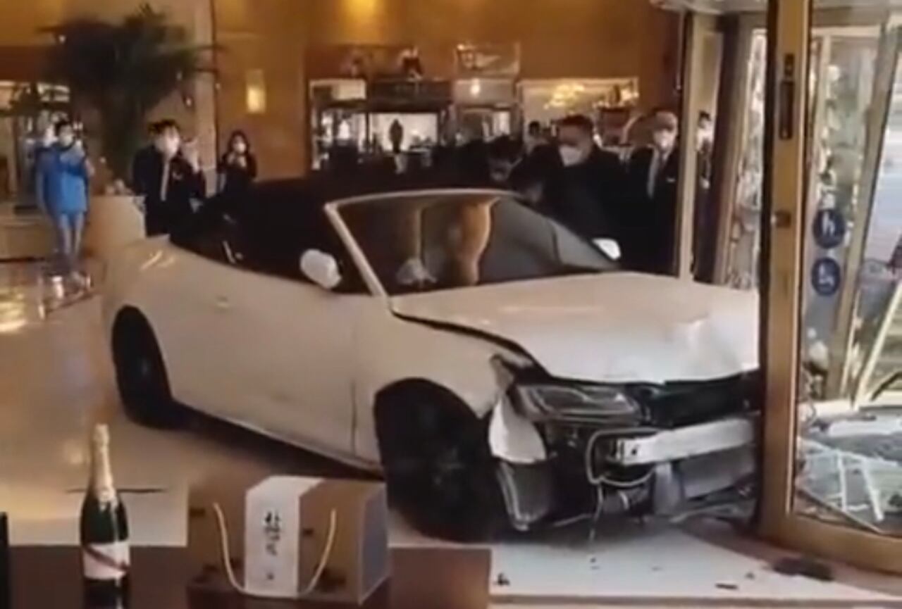 El coche terminó su carrera en el marco de otra puerta de salida, con todas las luces de emergencia encendidas.