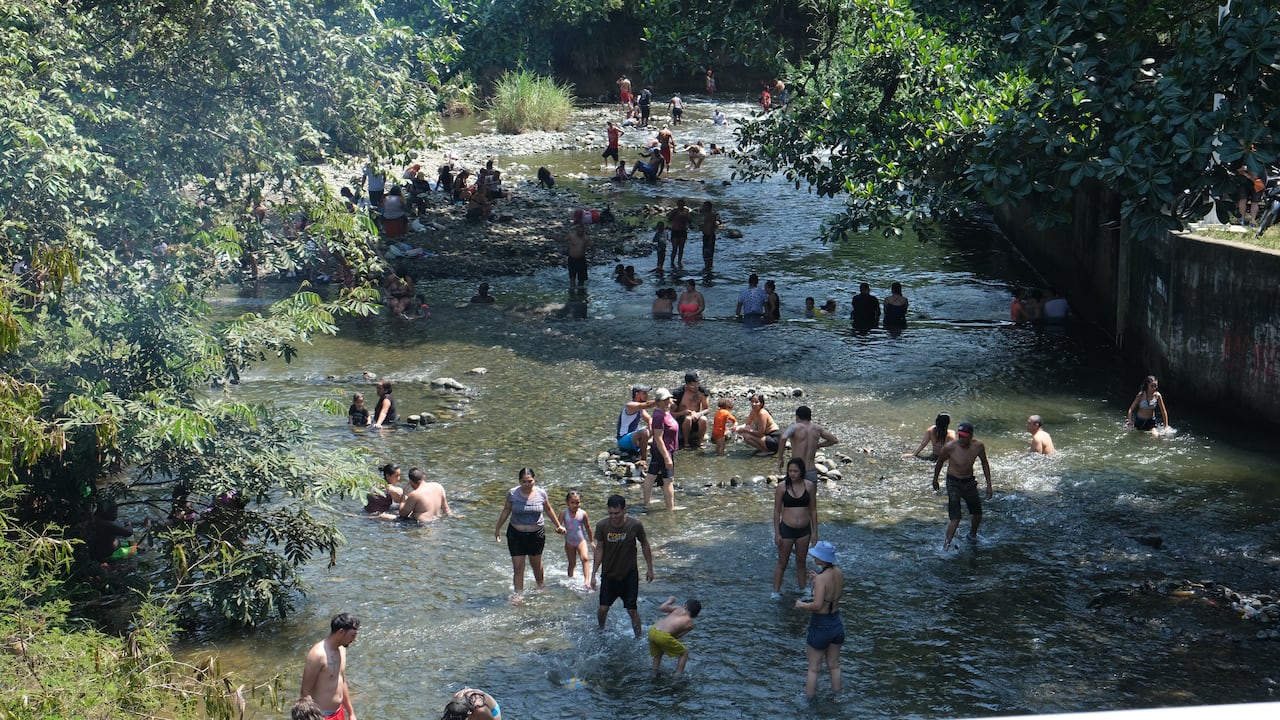 Los colombianos pasan un fin de semana domingo relajándose en y junto al río Pance el 14 de enero de 2024 en Cali, Colombia. Imagen de referencia