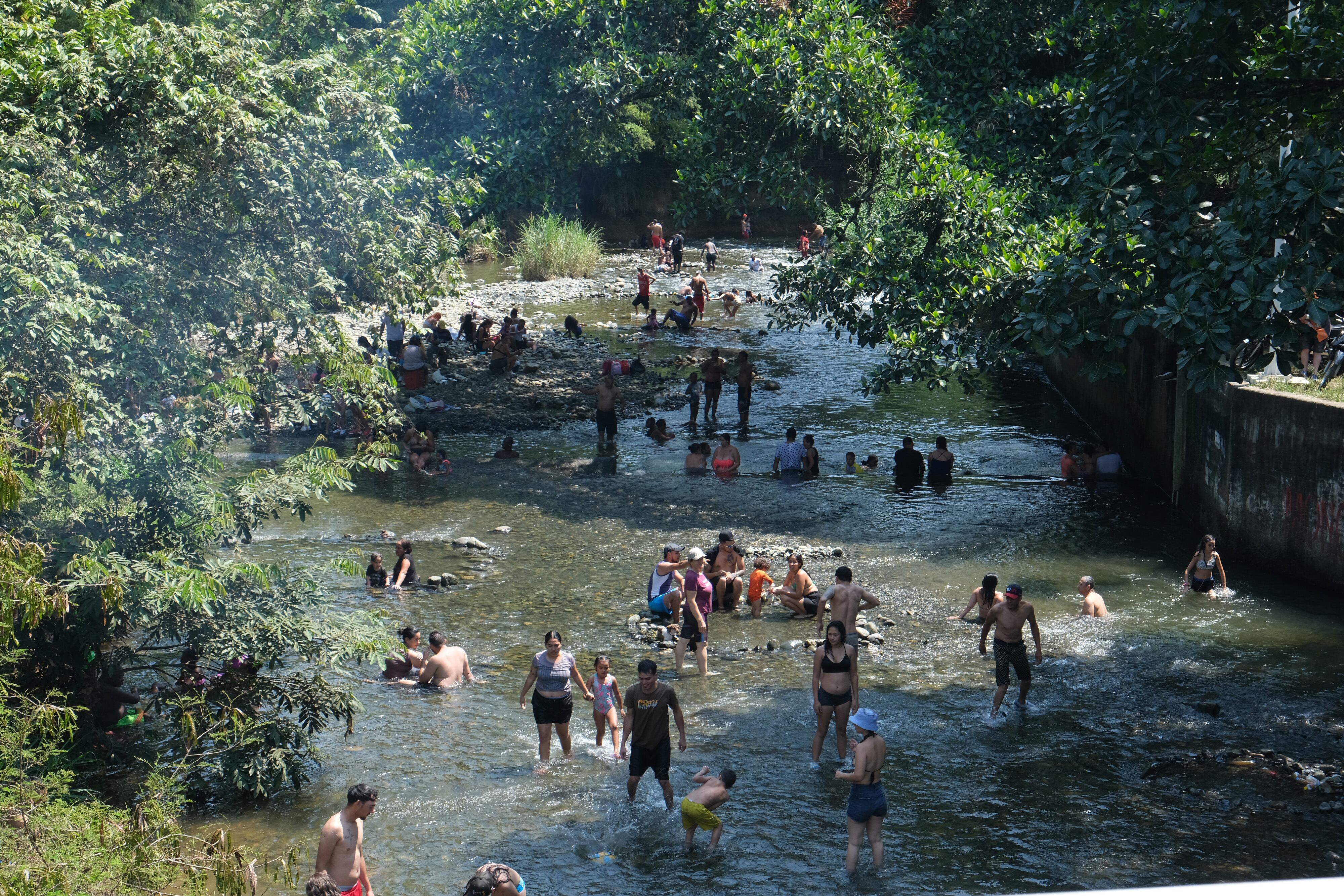 Los colombianos pasan un fin de semana domingo relajándose en y junto al río Pance el 14 de enero de 2024 en Cali, Colombia. Imagen de referencia