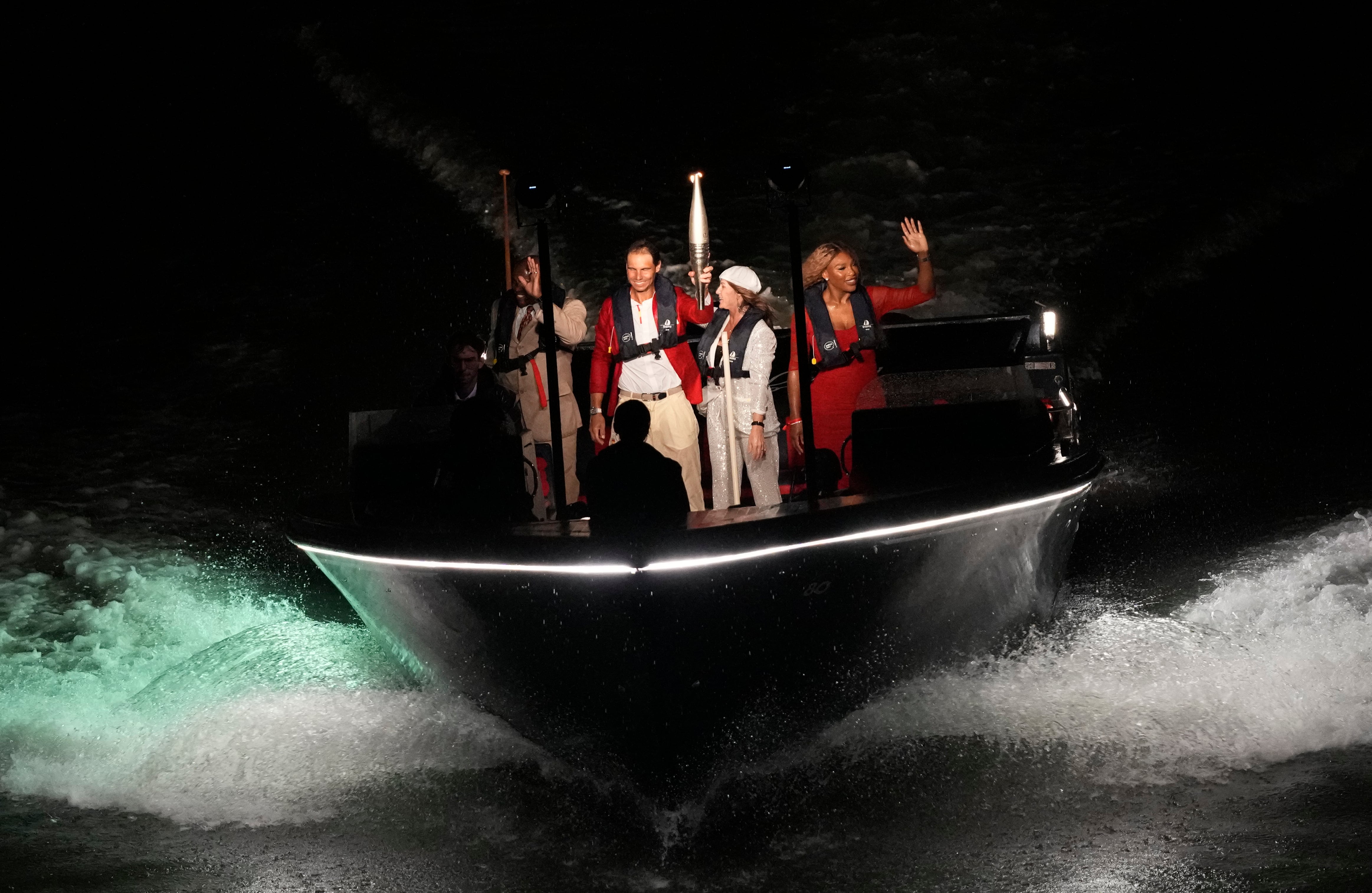 Rafael Nadal traslada la llama olímpica junto a Serena Williams durante la ceremonia de inauguración de los Juegos Olímpicos de París.