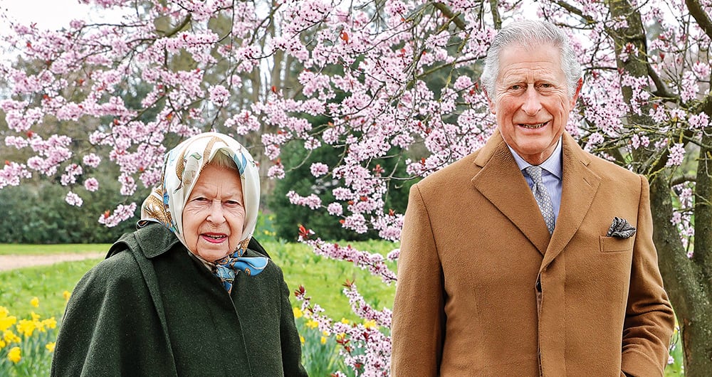 Harry dejó viendo un chispero a su padre, Carlos, y a su abuela, la reina Isabel, pues solo les avisó del libro minutos antes del anuncio oficial. 