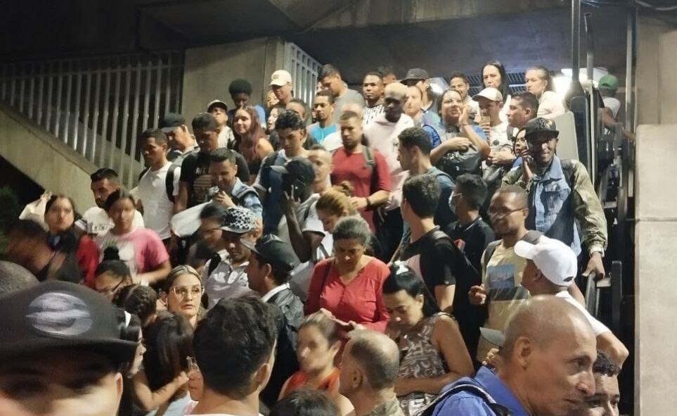 Decenas de pasajeros sin poder tomar el servicio de Metro que atraviesa la ciudad de Medellín