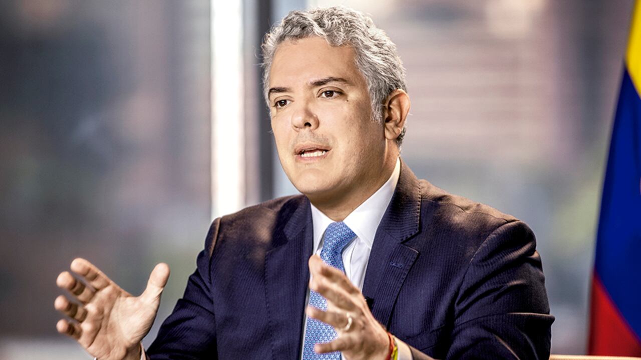 “Con alegría celebramos que, en un año tan retador, tres jóvenes obtuvieron el puntaje más alto en la prueba Saber 11 de @ICFEScol”, dice uno de los trinos del Jefe de Estado.