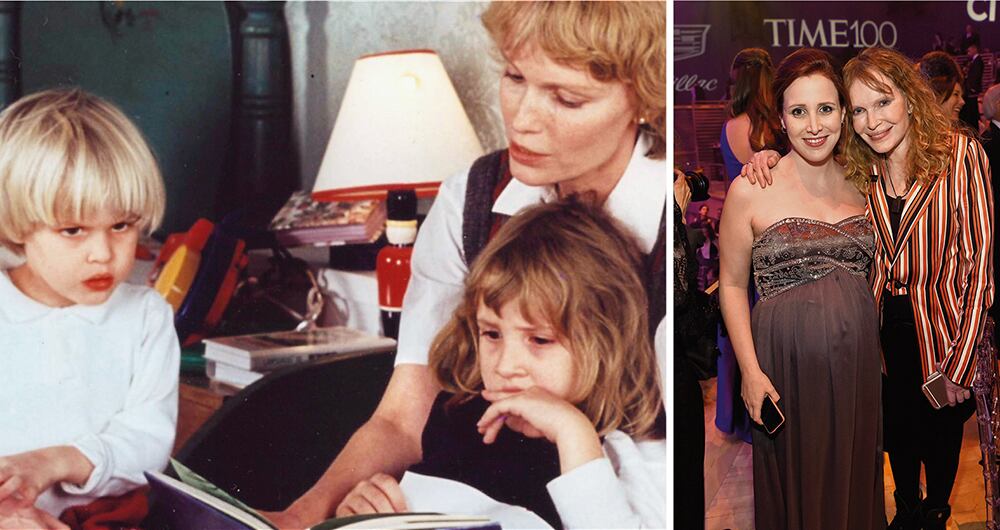 Mia, quien rompe su silencio en el programa, con Ronan y Dylan, dos de sus tres hijos con el director. Arriba, madre e hija hoy.