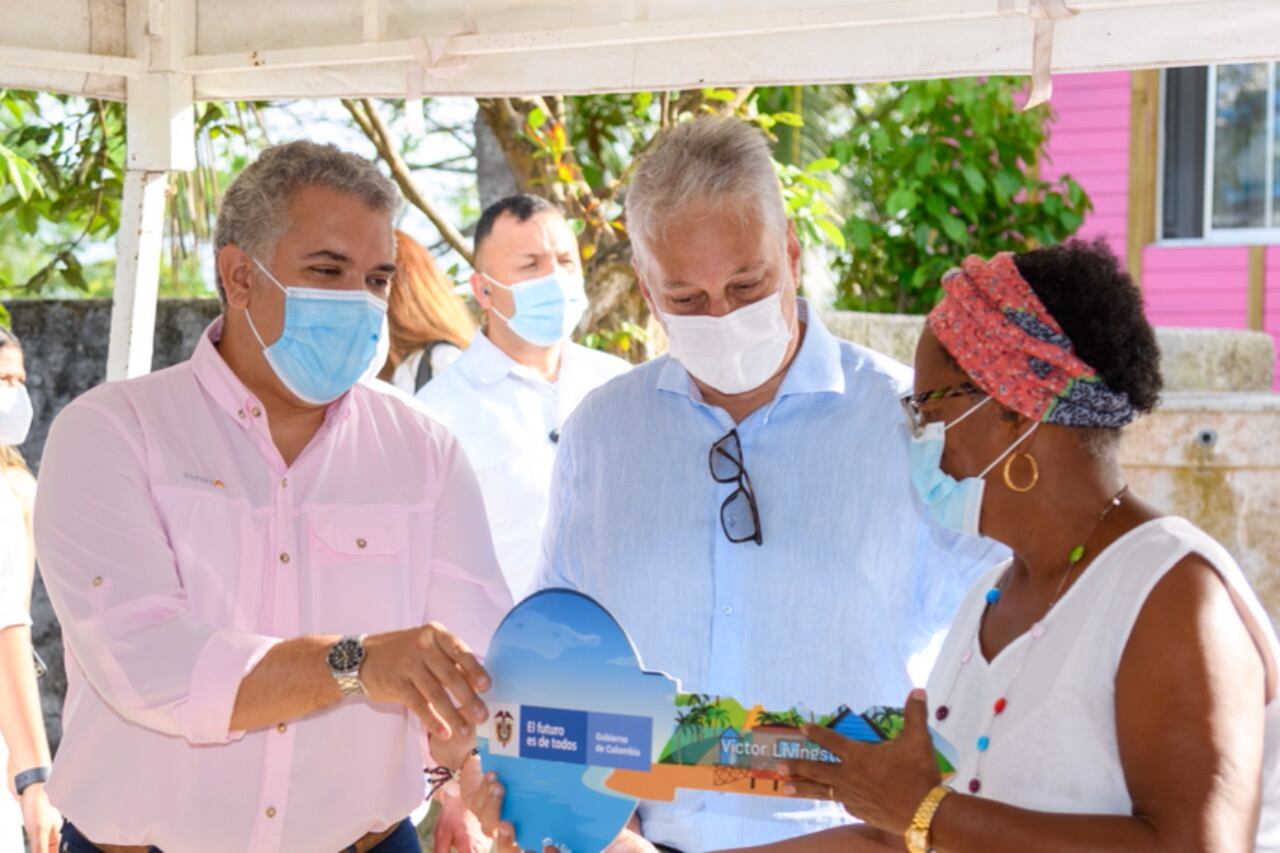 Iván Duque entrega casas en San Andrés, en conjunto con Miguel Escobar, presidente de Postobón.