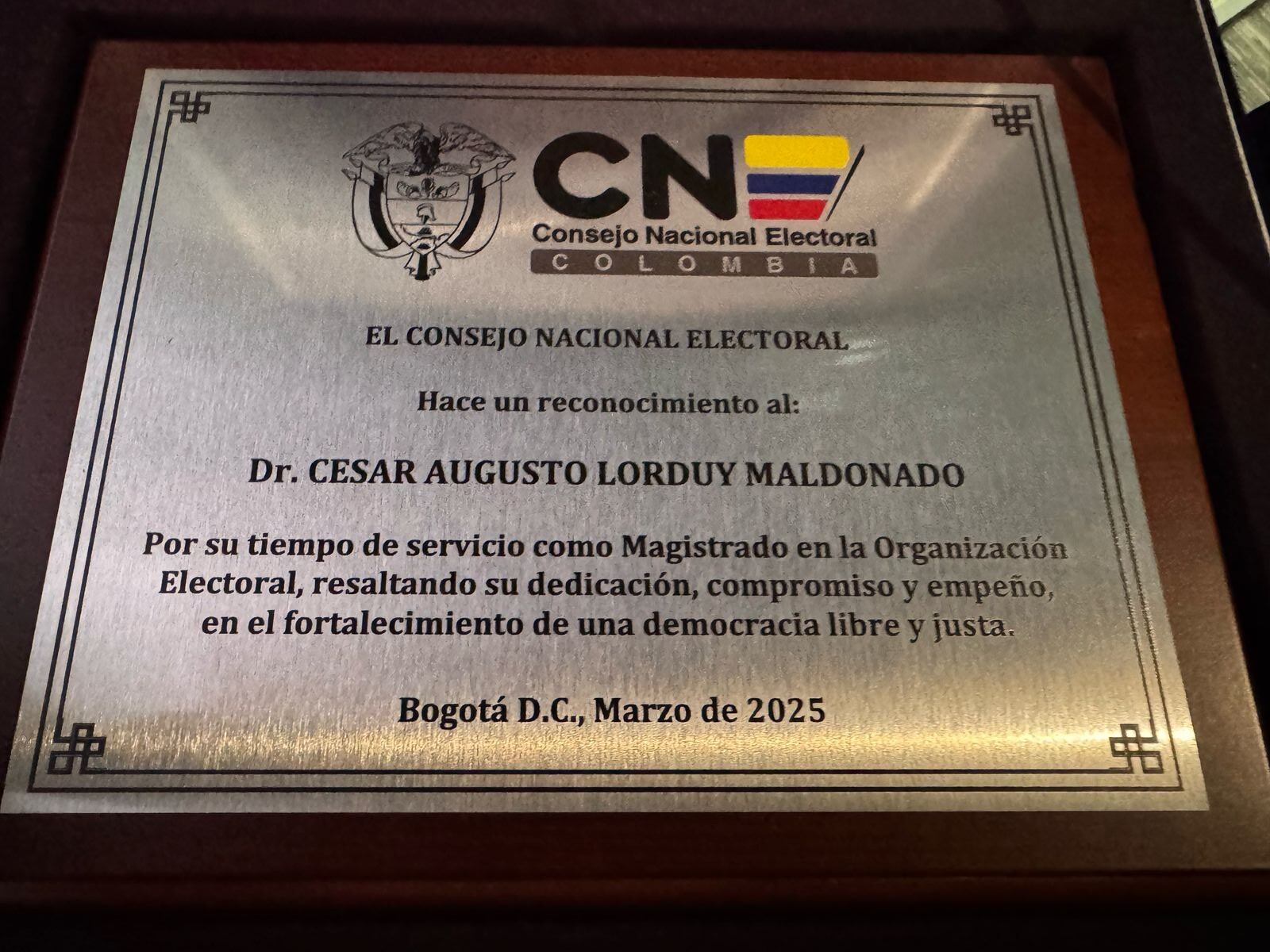 Placa entregada a César Lorduy
