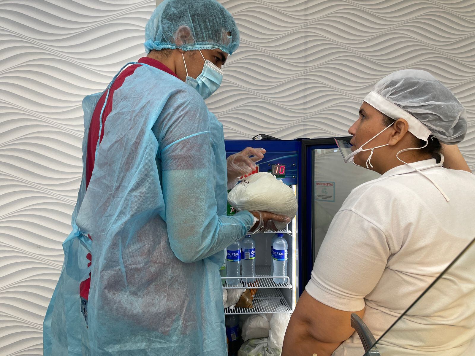 Las autoridades sanitarias hacen inspecciones en restaurantes.