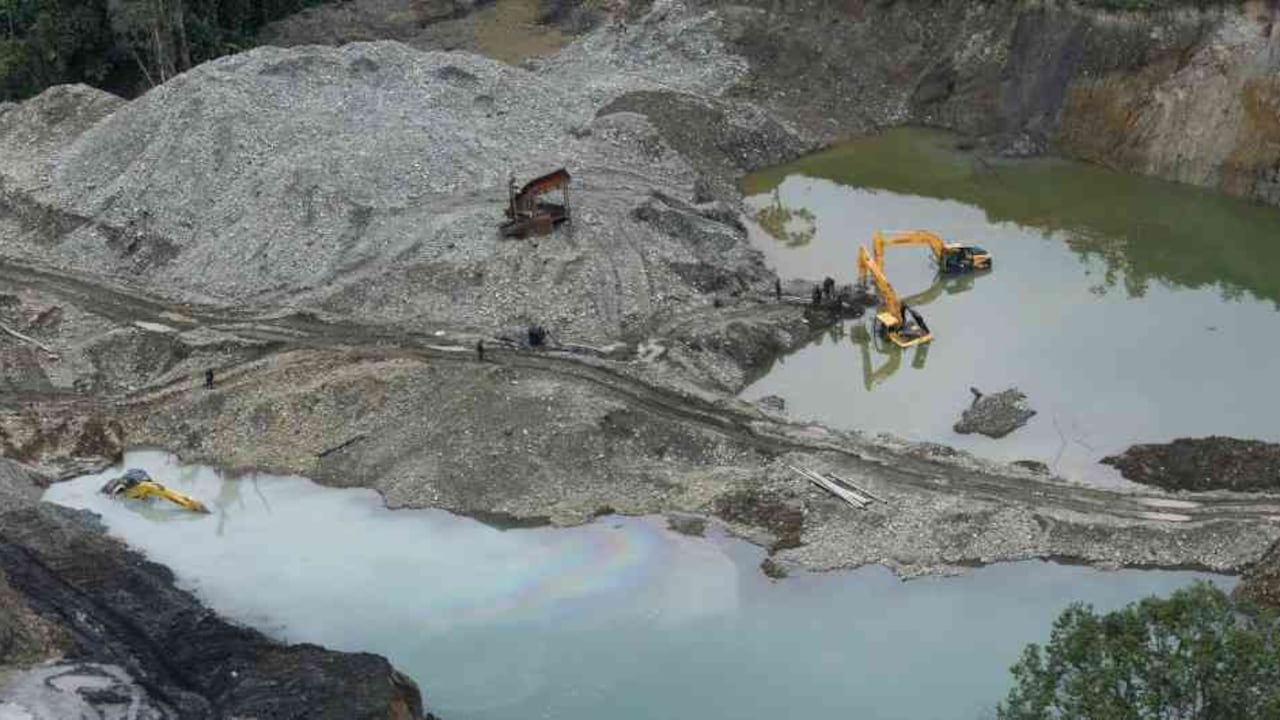 Las minas operan como ciudades en miniatura, con cientos de personas, y miles de equipos y herramientas.