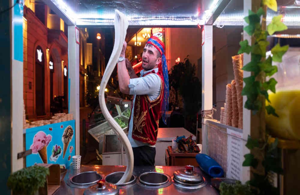 El dondurma, helado tradicional turco, se elabora a partir de leche de cabra, azúcar y salep (harina de orquídeas), que es lo que le da una consistencia elástica. 