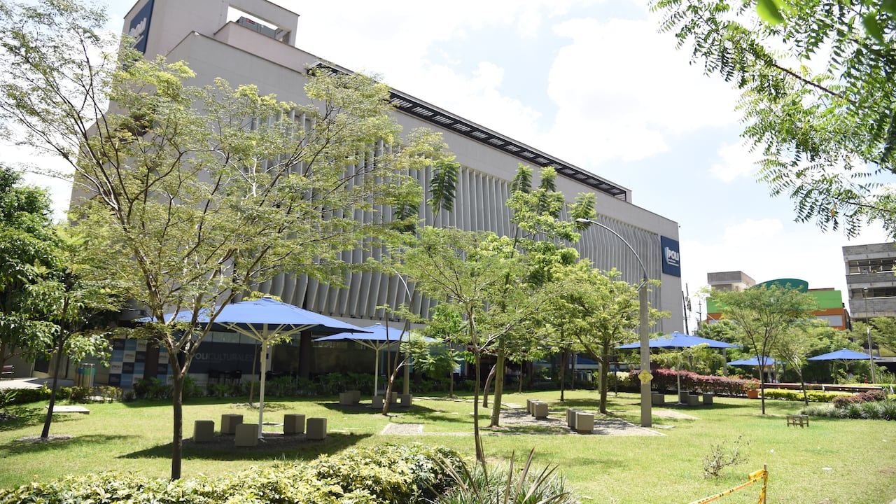 La institución está comprometida con una educación pertinente, flexible y conectada con las transformaciones sociales y del mercado.