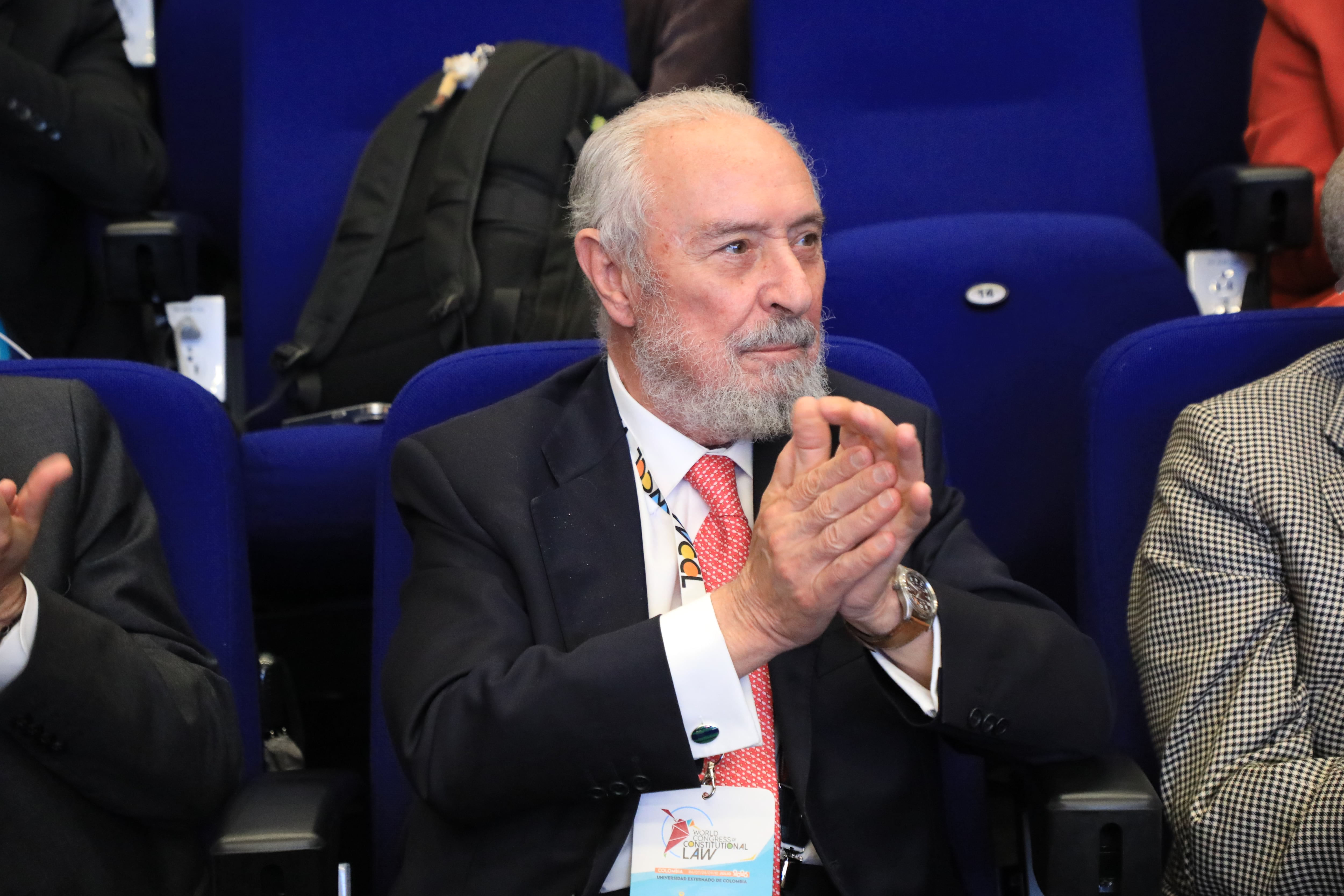 Manuel Aragón Reyes, doctor “honoris causa” por la Universidad Externado de Colombia.