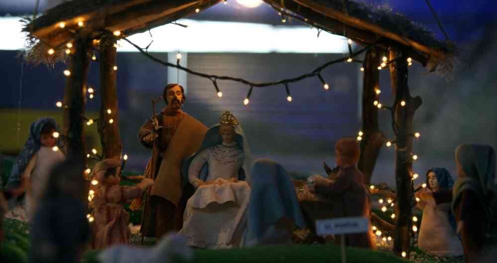 Tradionalmente, la novena de aguinaldos se reza junto al árbol y el pesebre de Navidad, acompañando el ritual con villancicos.