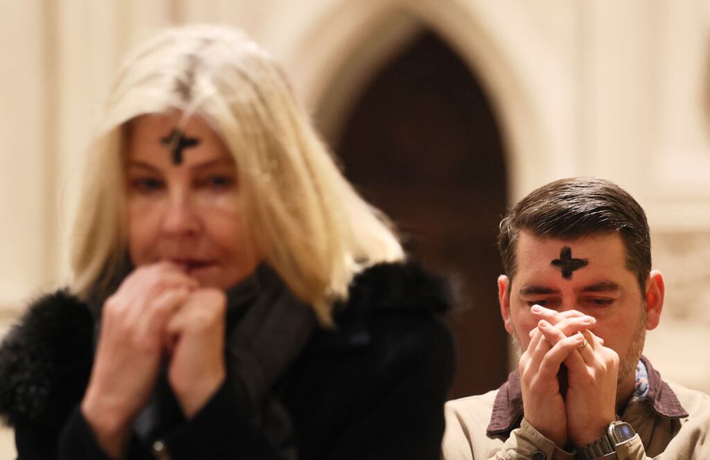La gente reza el Miércoles de Ceniza en la Catedral de San Patricio el 5 de marzo de 2025 en la ciudad de Nueva York. El Miércoles de Ceniza es el comienzo de la Cuaresma, la temporada de 40 días de oración, ayuno y donación del cristianismo en preparación para honrar la resurrección de Jesucristo el Domingo de Pascua. La cruz que un sacerdote coloca en la frente de un adorador indica que una persona pertenece a Jesucristo y está afligida y lamentándose por sus pecados. (Foto de Michael M. Santiago/Getty Images)