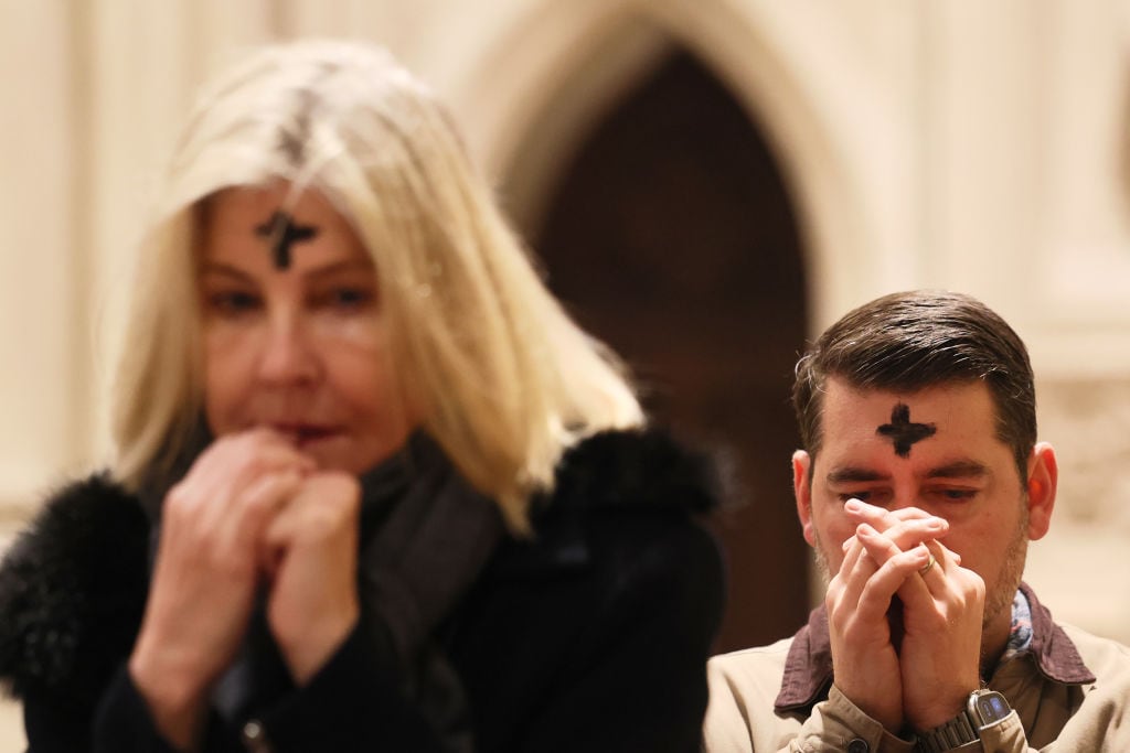 La gente reza el Miércoles de Ceniza en la Catedral de San Patricio el 5 de marzo de 2025 en la ciudad de Nueva York. El Miércoles de Ceniza es el comienzo de la Cuaresma, la temporada de 40 días de oración, ayuno y donación del cristianismo en preparación para honrar la resurrección de Jesucristo el Domingo de Pascua. La cruz que un sacerdote coloca en la frente de un adorador indica que una persona pertenece a Jesucristo y está afligida y lamentándose por sus pecados. (Foto de Michael M. Santiago/Getty Images)