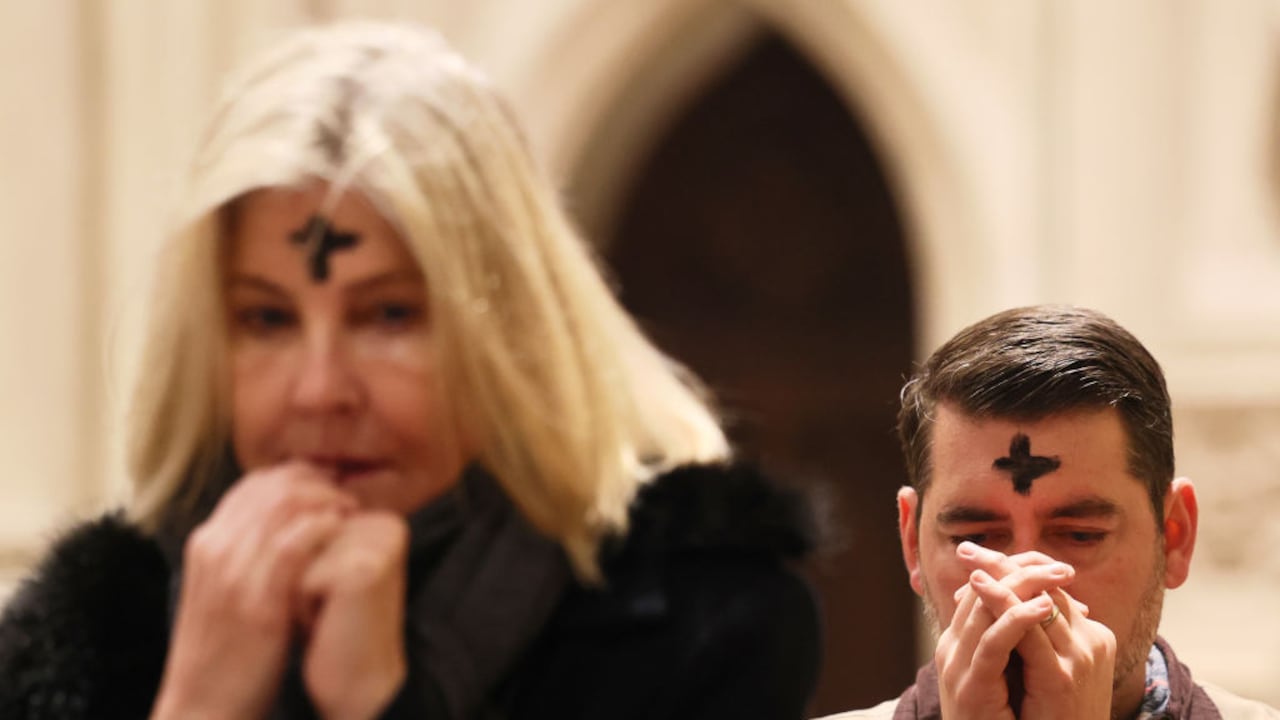 La gente reza el Miércoles de Ceniza en la Catedral de San Patricio el 5 de marzo de 2025 en la ciudad de Nueva York. El Miércoles de Ceniza es el comienzo de la Cuaresma, la temporada de 40 días de oración, ayuno y donación del cristianismo en preparación para honrar la resurrección de Jesucristo el Domingo de Pascua. La cruz que un sacerdote coloca en la frente de un adorador indica que una persona pertenece a Jesucristo y está afligida y lamentándose por sus pecados. (Foto de Michael M. Santiago/Getty Images)