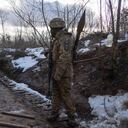 Un efectivo ucraniano permanece en una trinchera en la línea de separación con los rebeldes prorrusos, en la región de Dontesk, Ucrania, el viernes 7 de enero de 2022. (AP Foto/Andriy Dubchak)