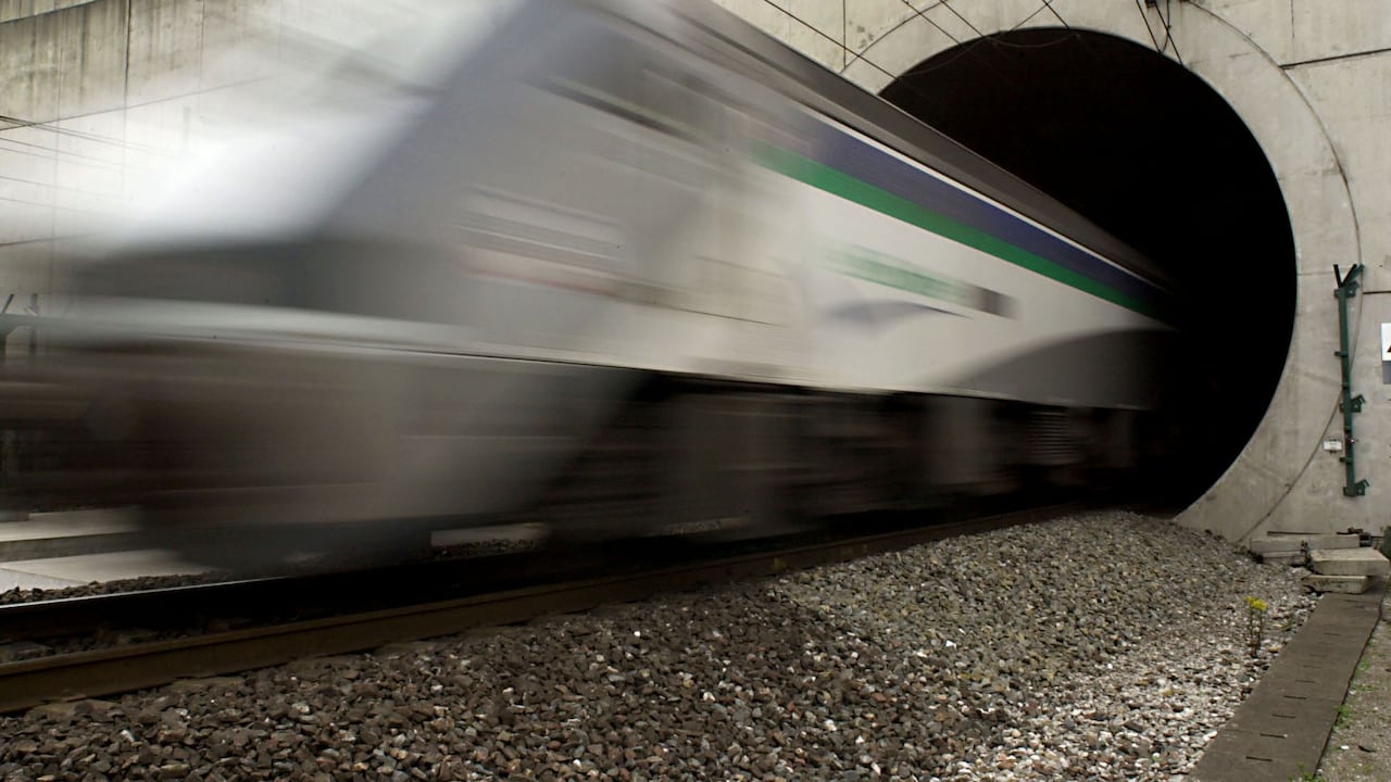 El túnel opera los famosos trenes bala.