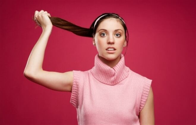 En el caso del pelo tinturado, hay que contrarrestar los efectos oxidantes de la tintura con tratamientos que le restituyen al pelo.