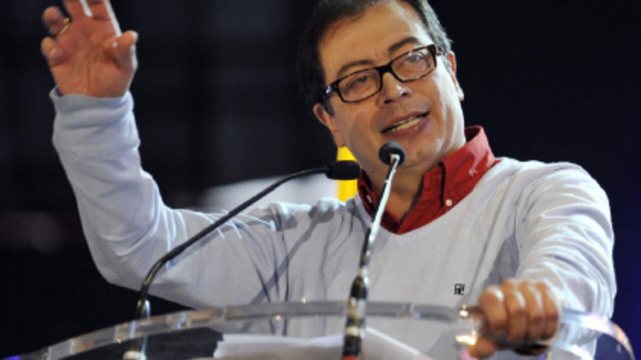 El alcalde Gustavo Petro ha justificado su intervención en el negocio de las basuras con el argumento de que a los empresarios les queda el 44 por ciento de la operación.