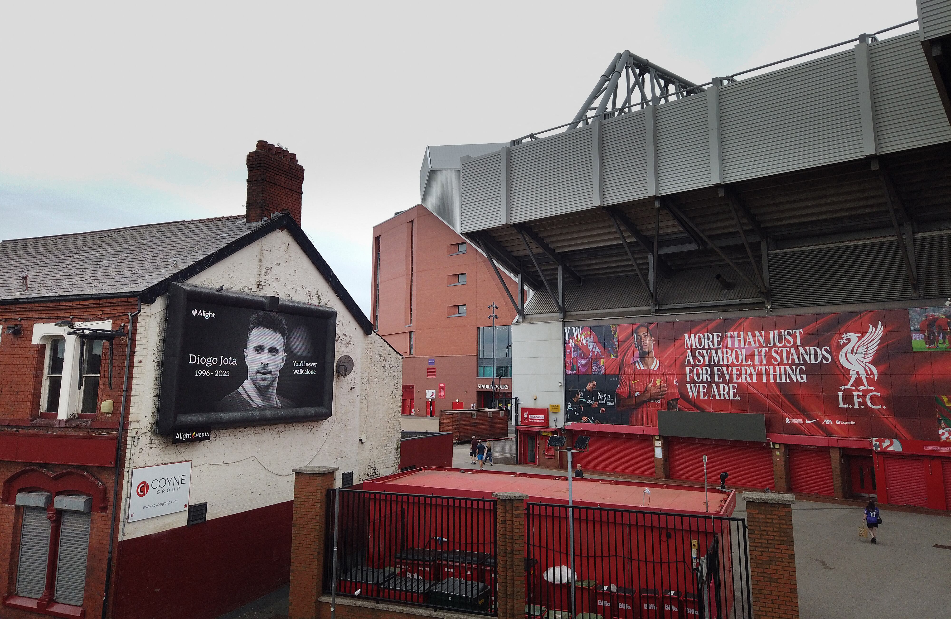 Homenajes en Liverpool a Diogo Jota tras su muerte en España