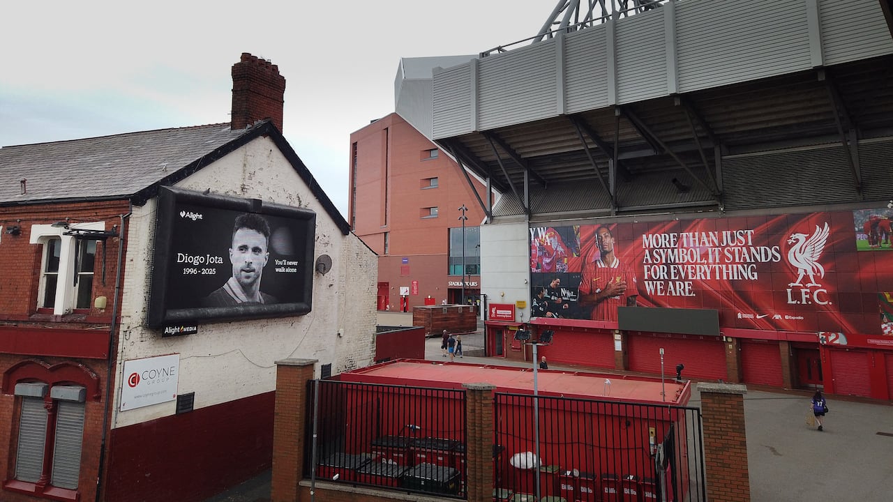 Homenajes en Liverpool a Diogo Jota tras su muerte en España.