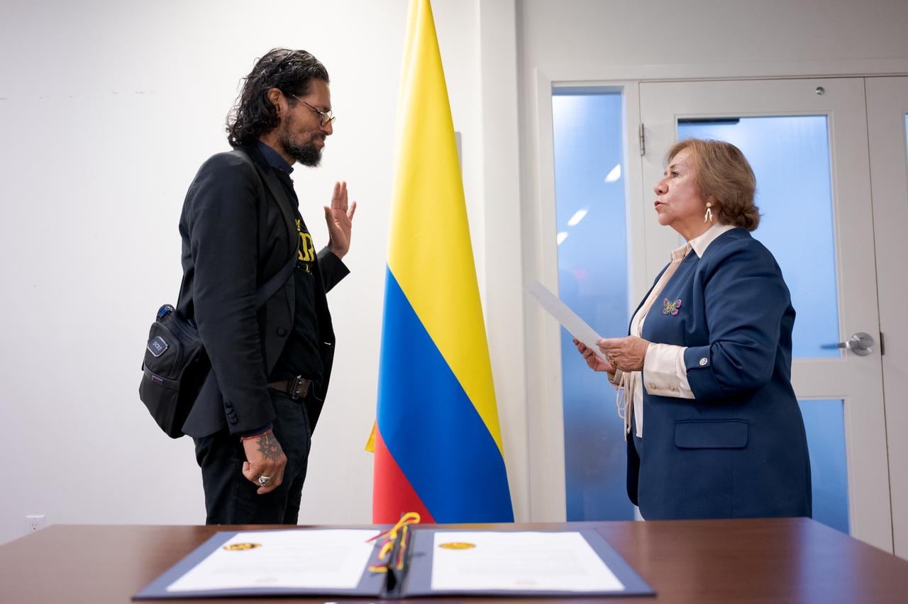 Robi Draco Rosa recibe la nacionalidad colombiana de manos de Rosa Villavicencio