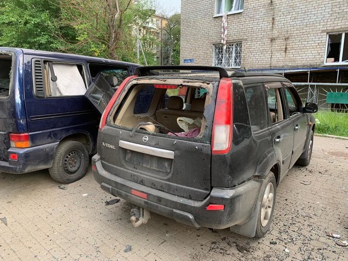 Bajo este carro se refugiaron Héctor Abad, Sergio Jaramillo y Victoria Ameliana durante el ataque ruso