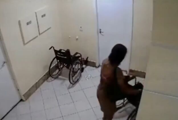 Momento en que Érika toma la silla de ruedas.