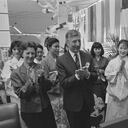 Uitwuif-vangvang para el ex Primer Ministro Dries van Agt en W en Amsterdam a su salida hacia Japón para ocupar el cargo de Embajador de la CE; Van Agt y su esposa en el centro del escenario, 14 de abril de 1987, Embajadores, Países Bajos, agencia de prensa del siglo 20th foto,