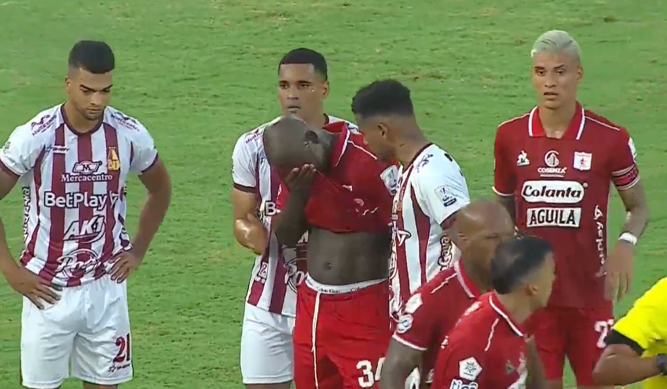 Maicol Valencia llorando tras ser expulsado en su debut con el América de Cali.