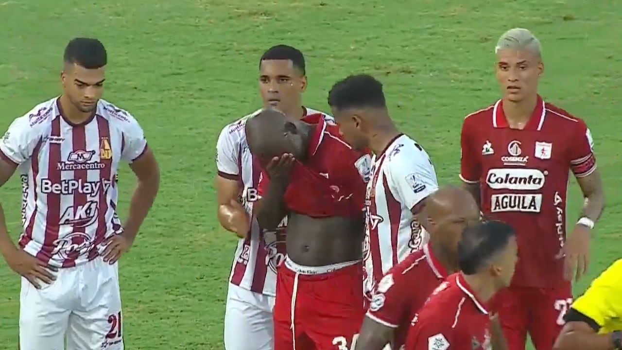 Maicol Valencia llorando tras ser expulsado en su debut con el América de Cali.