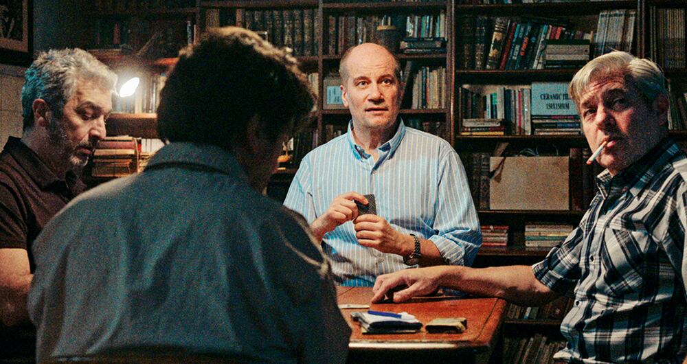 Todo empieza una noche de truco... En la novela gráfica los personajes principales navegan sus cuarentas, mientras que en la adaptación de televisión viven sus sesentas. Esto tiene un buen por qué...