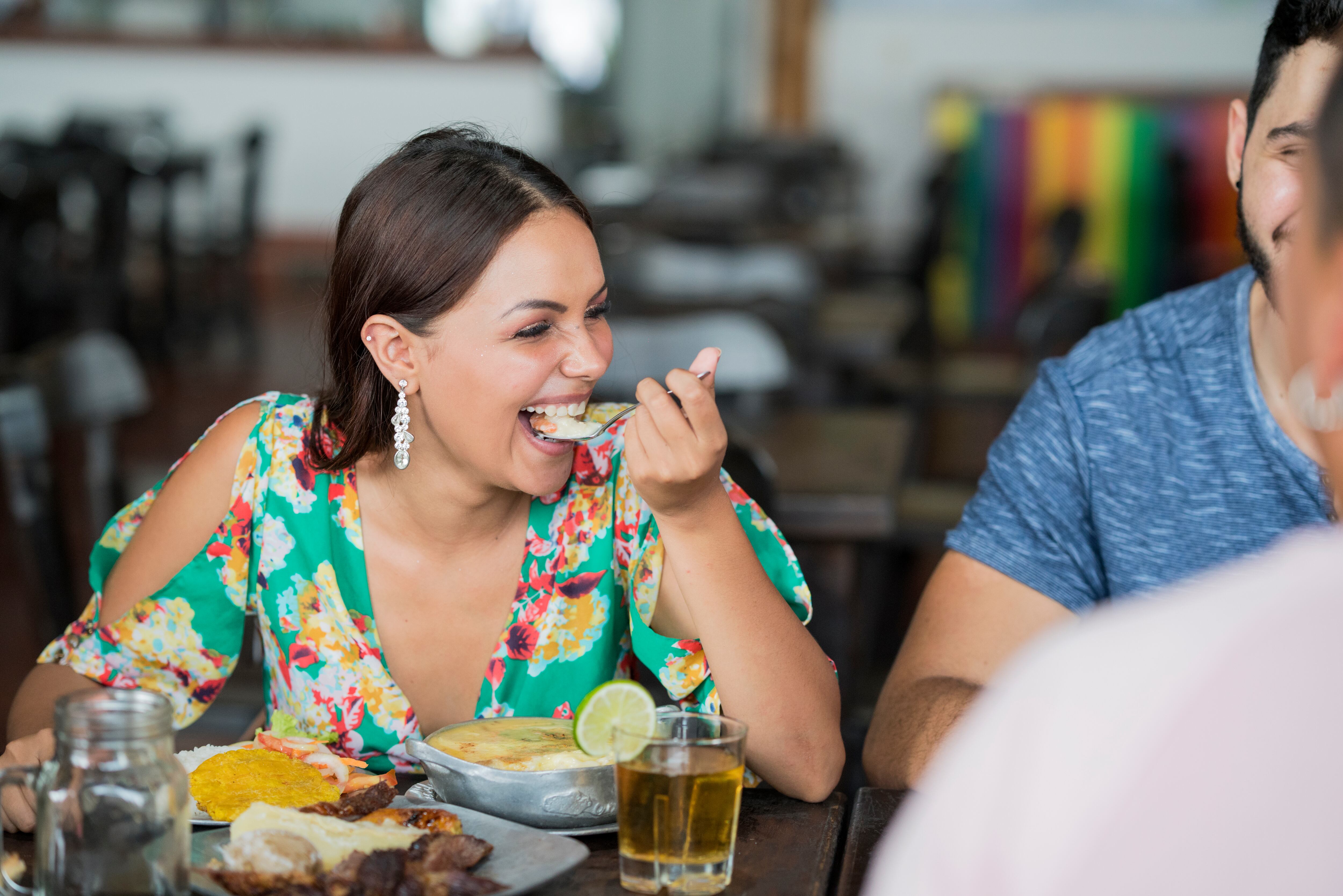 Viajera feliz degustando las delicias gastronómicas de Colombia en Medellín.