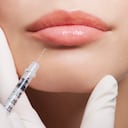 Mujer aplicándose bótox en el rostro.