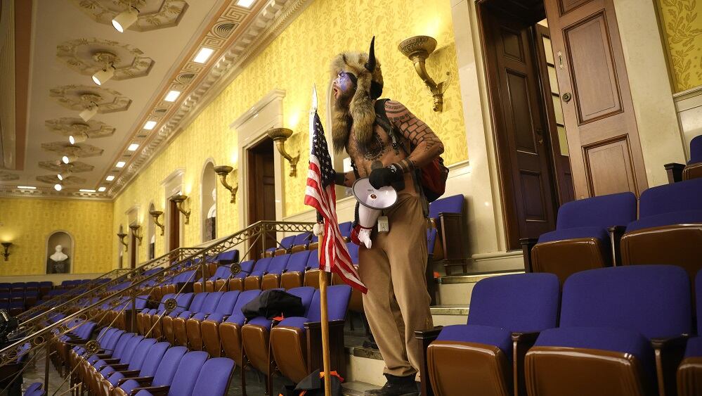 El templo de la democracia estadounidense vivió el miércoles un caos nunca antes visto, cuando partidarios del presidente Trump irrumpieron en una sesión del Congreso para certificar la victoria electoral de Joe Biden.