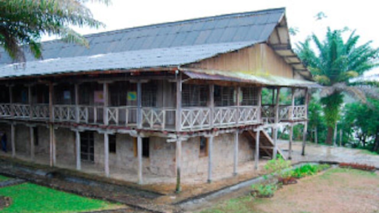 Cuatro lenguas nativas se hablan en La Chorrera, en Amazonas: okaina, bora, uitoto y muinare, además del castellano. La Casa Arana (izquierda), donde murieron 40.000 indígenas, es el lugar donde ahora se rescata la tradición